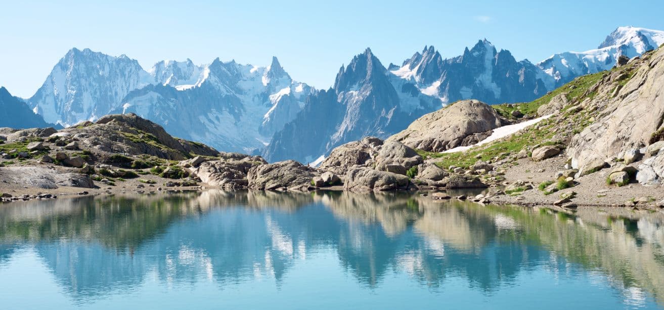 Randonnée en Savoie avec vue sur les lacs et les Alpes