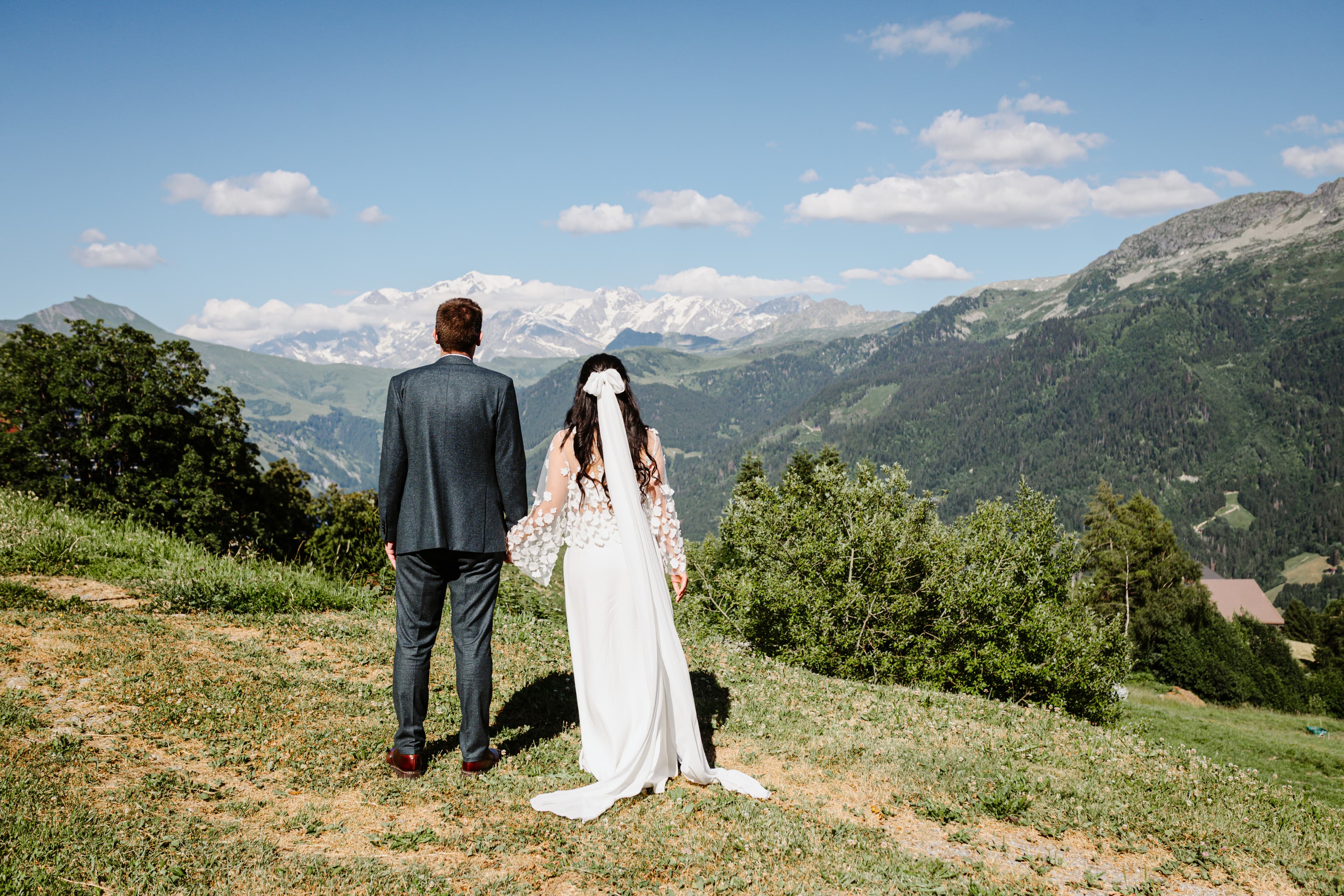 Couple marié au Chalet Nantailly avec vue sur les Alpes du Beaufortain