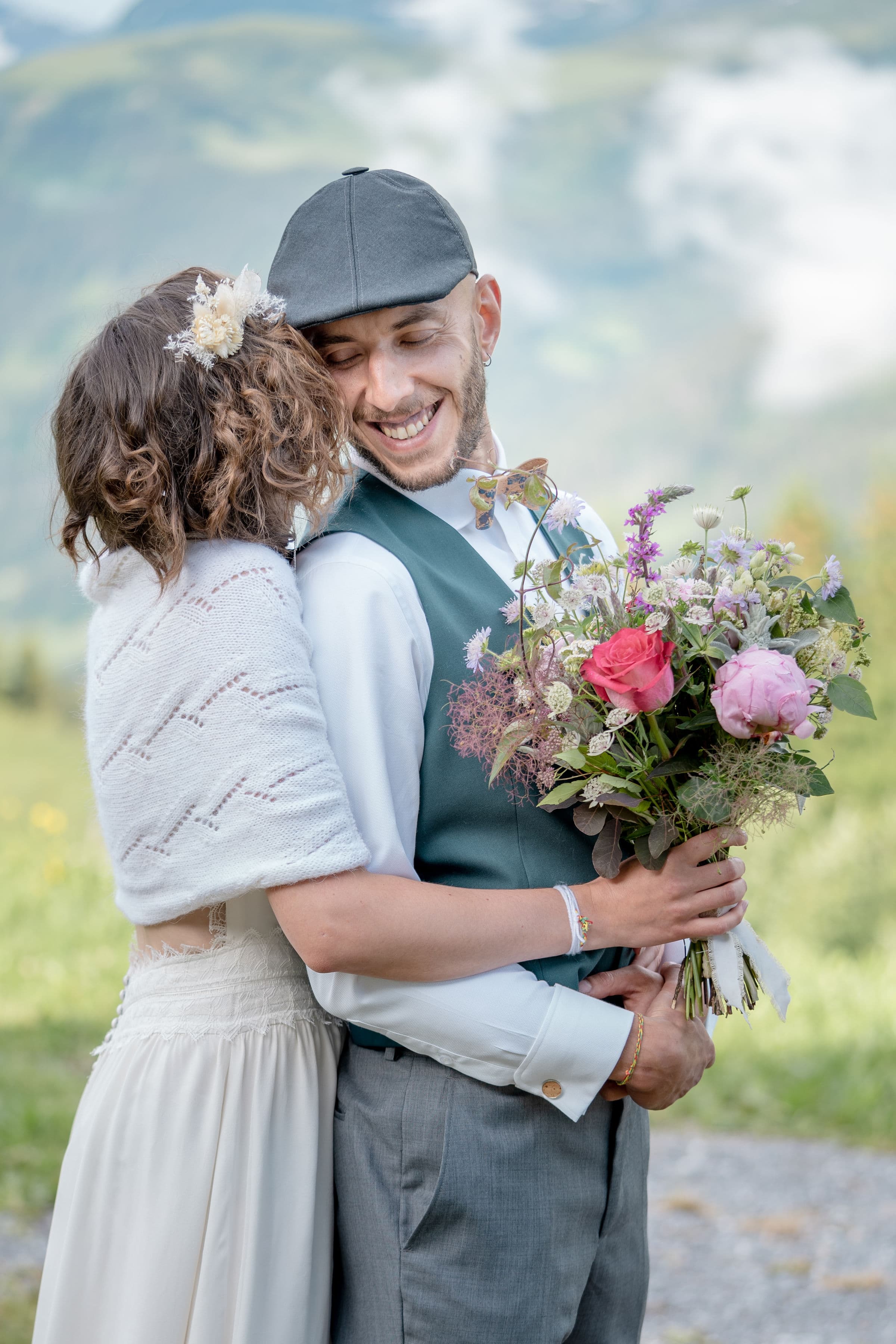 Couple marié avec bouquet face aux montagnes du Beaufortain