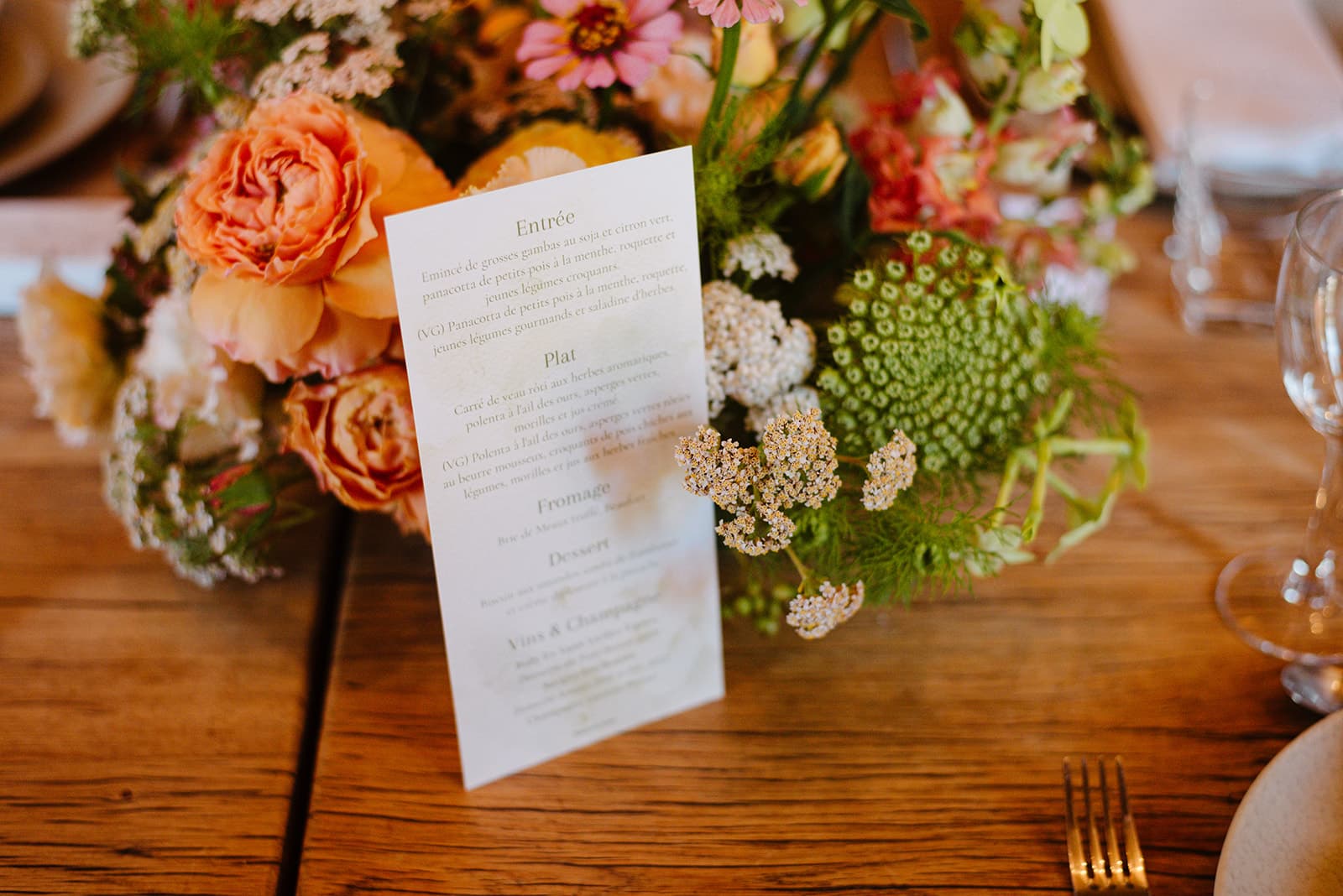 Menu de mariage et bouquet de fleurs au Chalet Nantailly