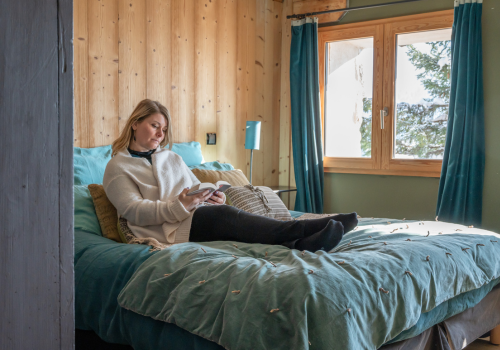 chambre chalet nantailly une femme lit dans une chambre du chalet nantailly