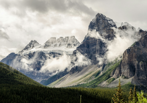 reconnectez-vous à vous-même Une montagne avec ce la brume
